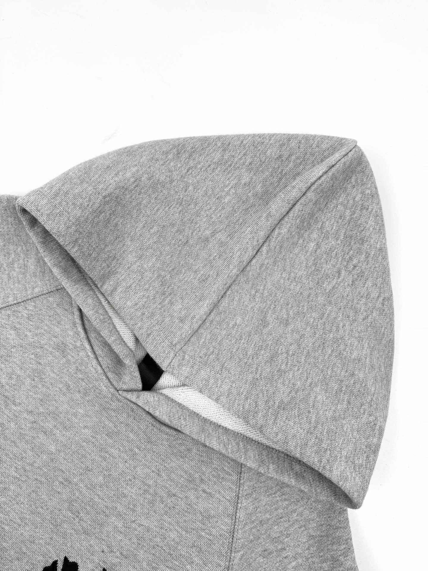 P470 Chrome Hearts Logo Hooded Sweatshirt Customized heavy fortress intertwined air cotton, full of texture, thick and solid, based on high-end ash tones, with a beauty that coexists with vicissitudes of life and elegance. With the Chrome Hearts cross patch embroidery decoration on the chest, it becomes the ultimate interpretation of dark gothic style. Unobtrusive but with an indescribable aura, interpreting the perfect blend of retro and luxury. Process 1: Using imported machine patch embroidery technology, using advanced computer control systems and precision mechanical components to realize the Chrome Hearts logo patch embroidery operation, showing an embroidery effect with both clarity and three-dimensionality. Process 2: The fabrics have been washed and have a better hand feel. Not easy to deform, not easy to shrink, not easy to fade, and maintain long-term beauty. Accessories: Customized 1:1 CH iron plate Customized 1:1 CH trademark Fit: Loose fit Size: S M L XL Style number: CC912